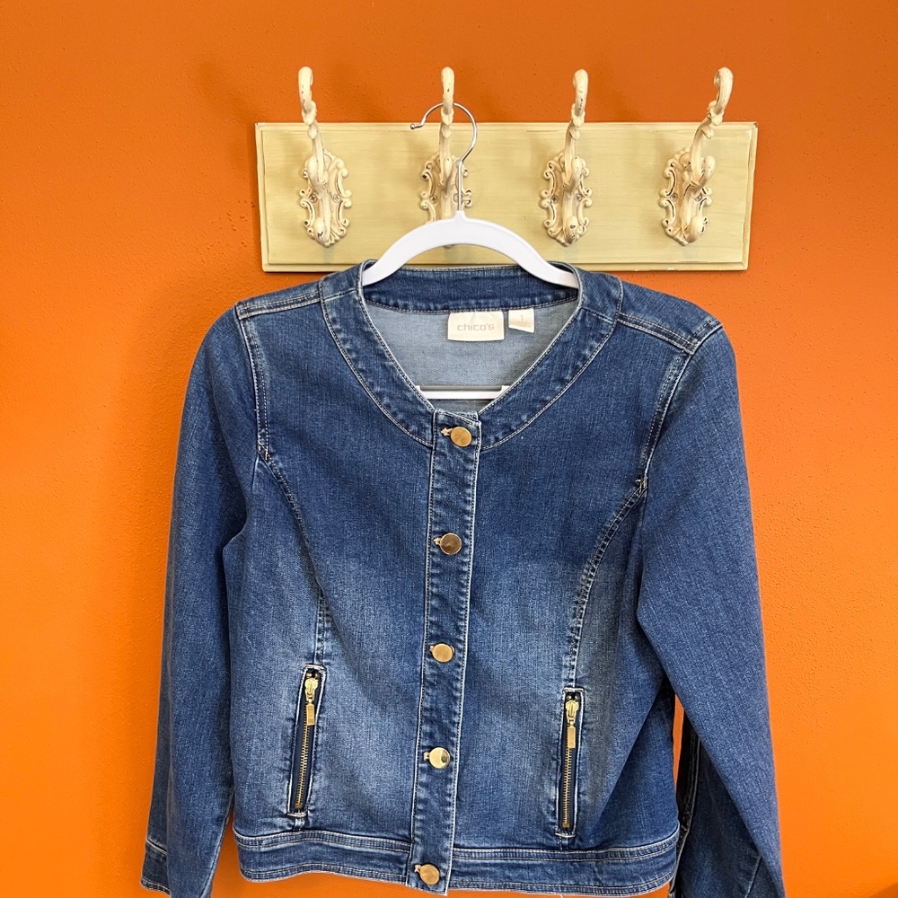 Chico’s Size 1 (Small 8/10) Denim Jacket Collarless Gold Button Zip Pockets